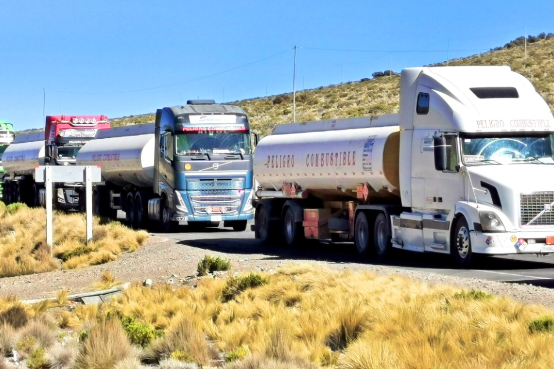 YPFB pide al transporte pesado levantar bloqueo en Tambo Quemado para internar diésel al país