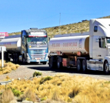 YPFB pide al transporte pesado levantar bloqueo en Tambo Quemado para internar diésel al país