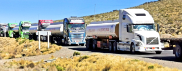 YPFB pide al transporte pesado levantar bloqueo en Tambo Quemado para internar diésel al país