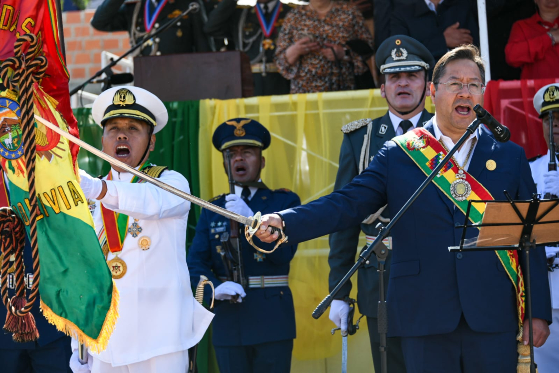 Presidente demanda de las FFAA su compromiso con la Patria y la democracia