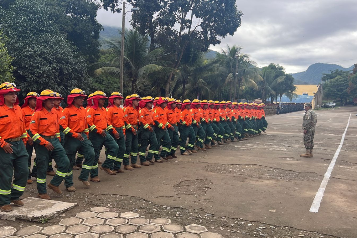 Se reporta un solo incendio en Bolivia, bomberos trabajan en su extinción