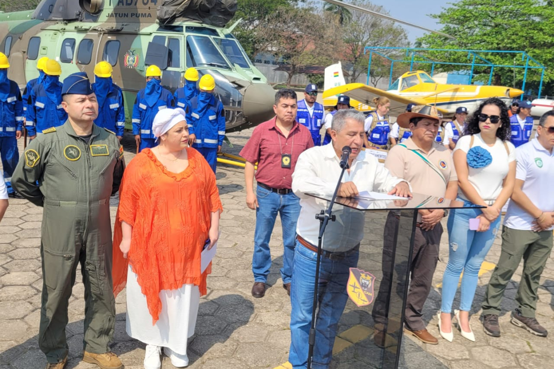 Por aire desplazan bomberos para disipar incendios en San Ignacio de Velasco