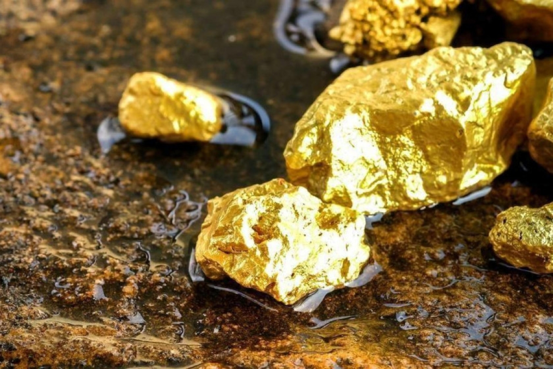 Cotización del oro registra su tercer mayor pico de 2024, llega a $us 2.398,20 la onza troy