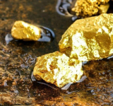 Cotización del oro registra su tercer mayor pico de 2024, llega a $us 2.398,20 la onza troy