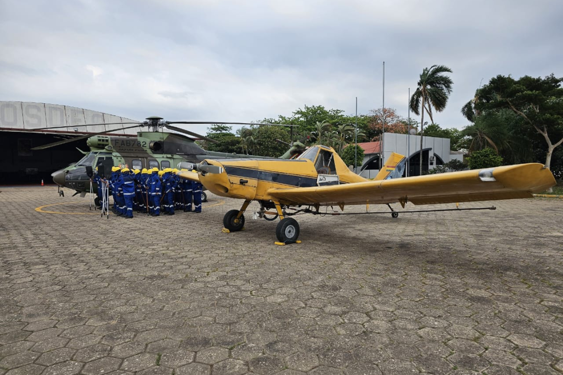 Dos aeronaves se integran para atenuar incendios en Santa Cruz