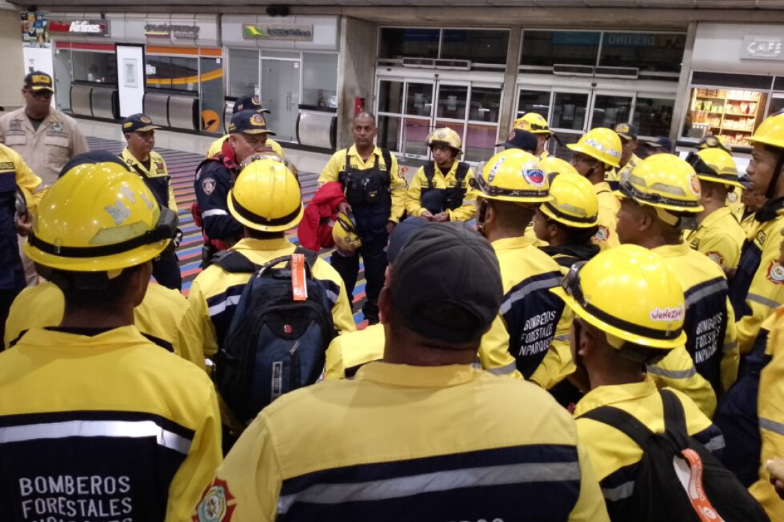 Más de 60 bomberos y expertos en incendios forestales de Venezuela arribarán al mediodía a Santa Cruz