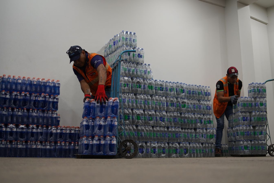 Cervecería dona más de 30.000 botellas de productos hidratantes para bomberos y afectados por los incendios 