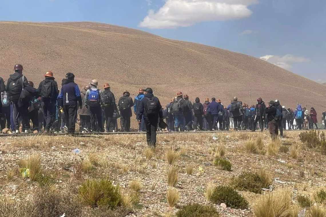 Evistas y arcistas se enfrentan en Vila Vila con el uso de piedras y explosivos