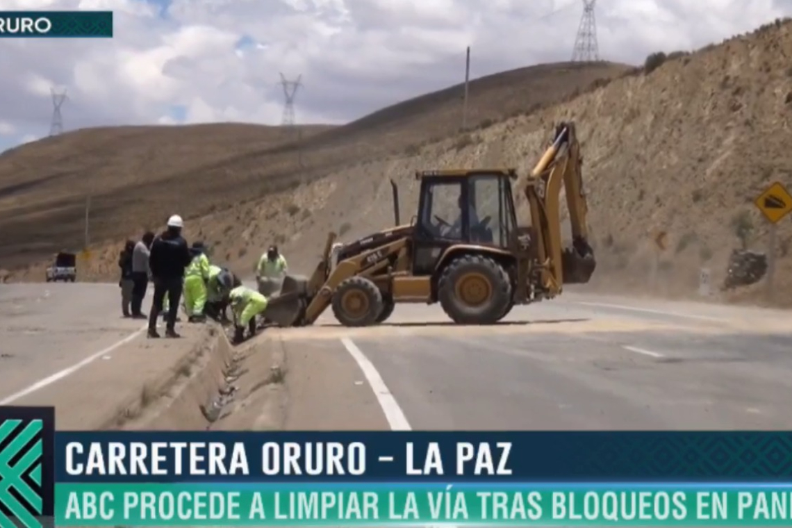 Retiran promontorios de rocas en vía La Paz – Oruro a la altura de Panduro tras bloqueo esporádico 