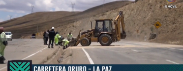 Retiran promontorios de rocas en vía La Paz – Oruro a la altura de Panduro tras bloqueo esporádico 