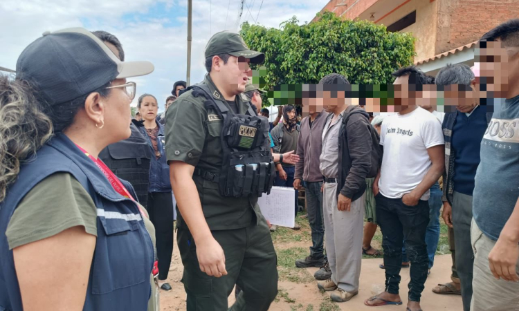 Policías y periodistas víctimas de trato inhumano por evistas en Mairana