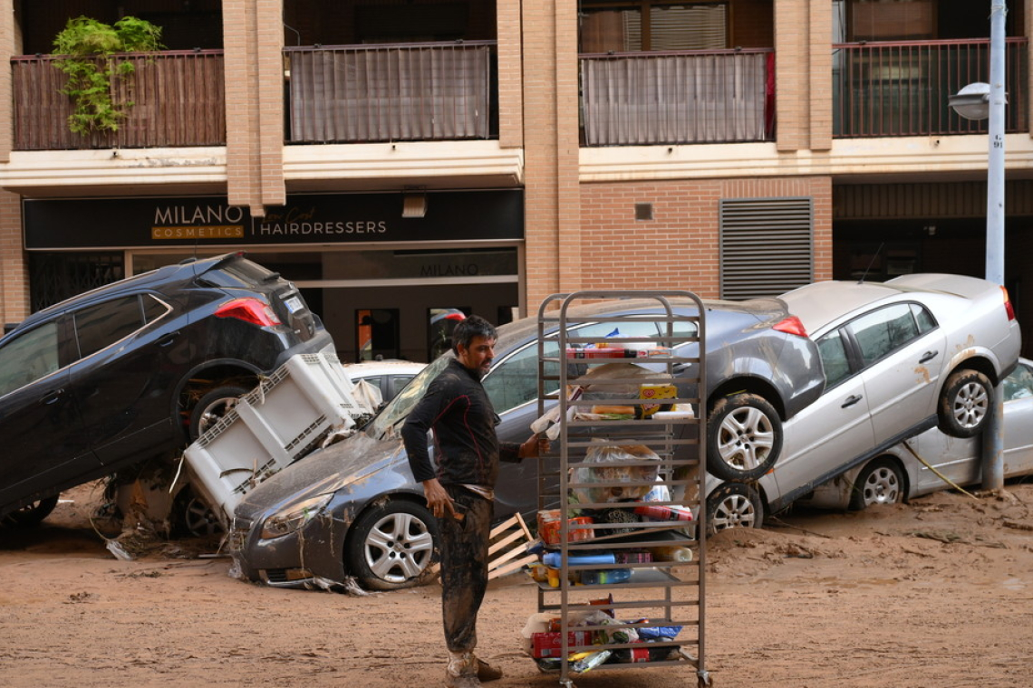 "Abres los coches para ayudar y están muertos": Paiporta, zona cero de la tragedia en España 