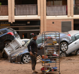 "Abres los coches para ayudar y están muertos": Paiporta, zona cero de la tragedia en España 