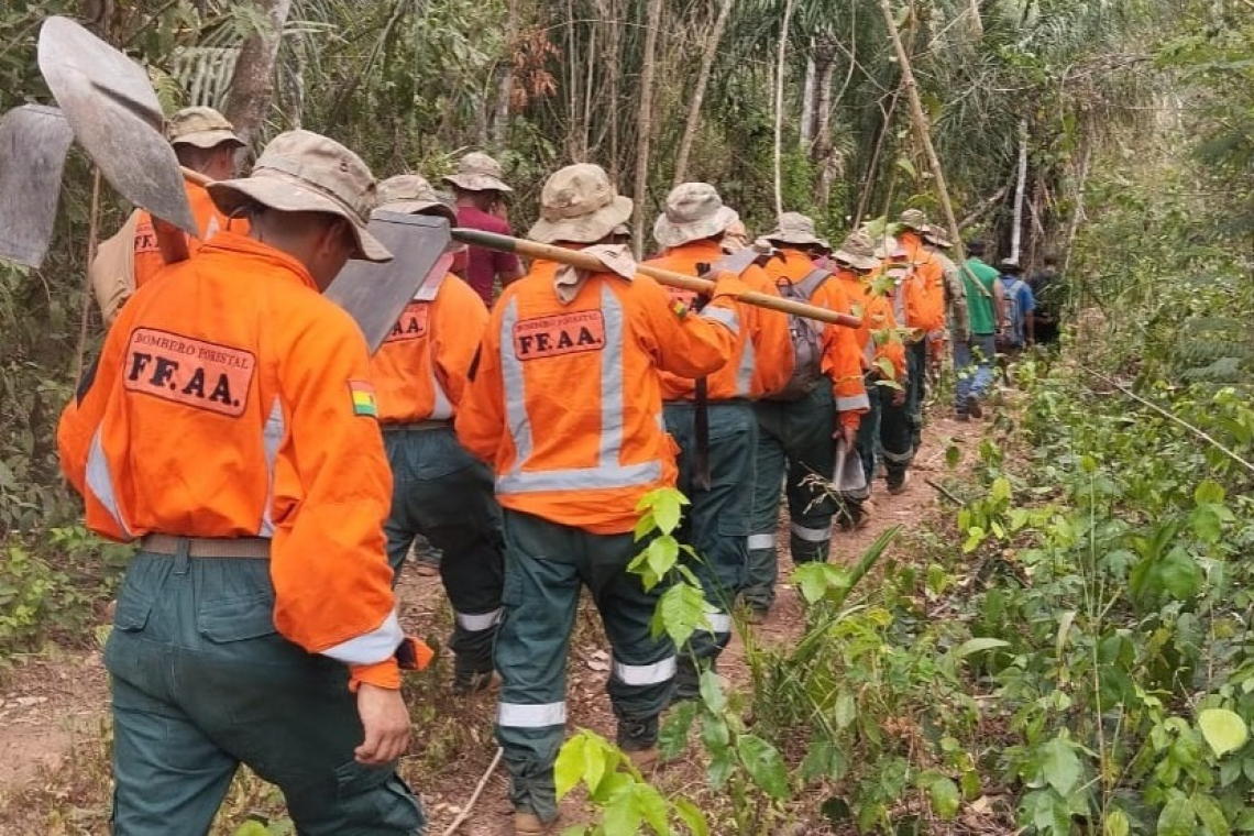 Defensa Civil desplaza por tierra y aire equipos para sofocar incendios en el Madidi