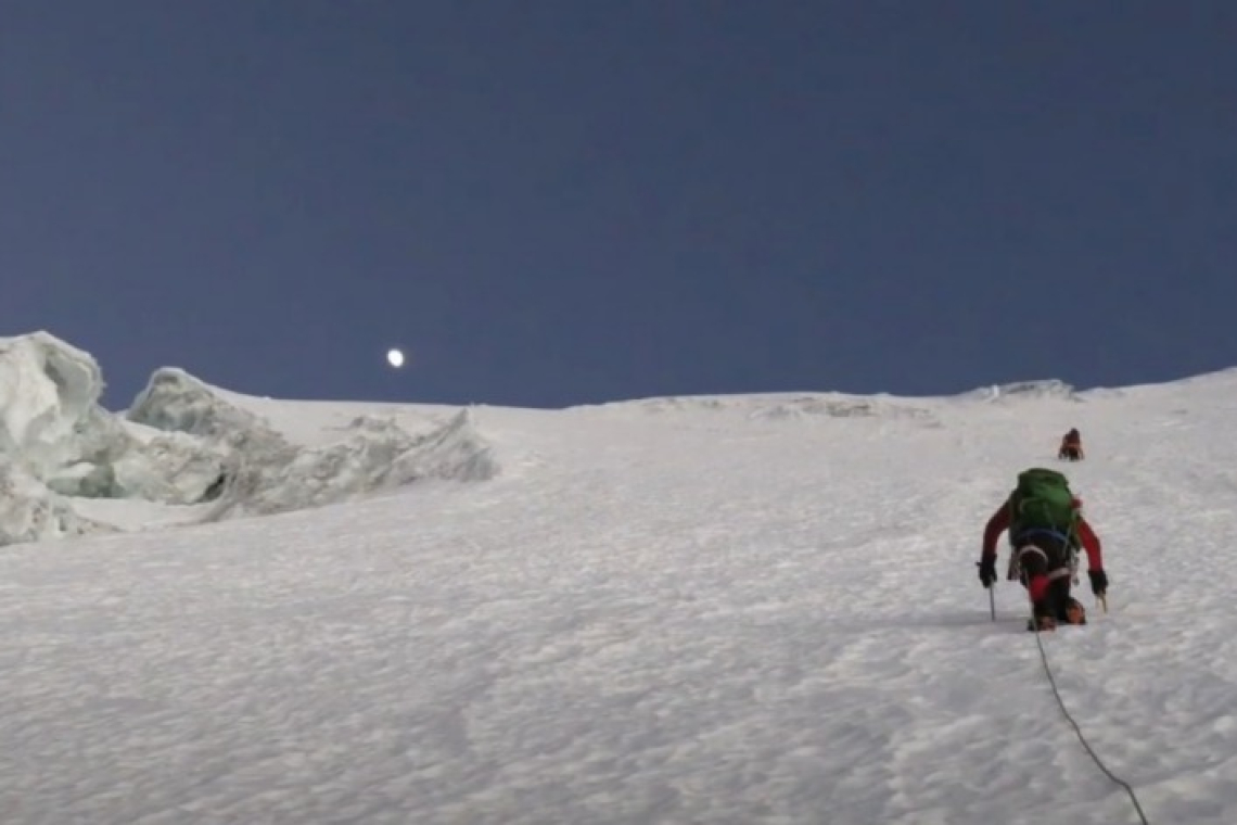 En el nevado Huayna Potosí, bomberos rescatan el cuerpo sin vida de un hombre