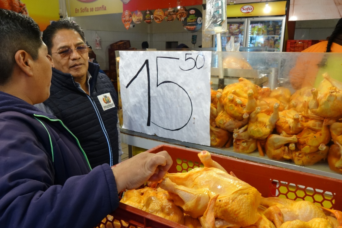 Comité verifica descenso en precio del kilo de pollo en La Paz