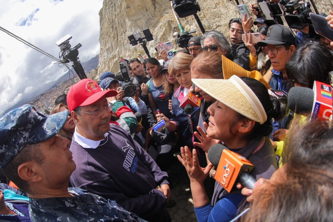 Arce entrega ayuda humanitaria y compromete reconstrucción de viviendas afectadas por la mazamorra en Bajo Llojeta