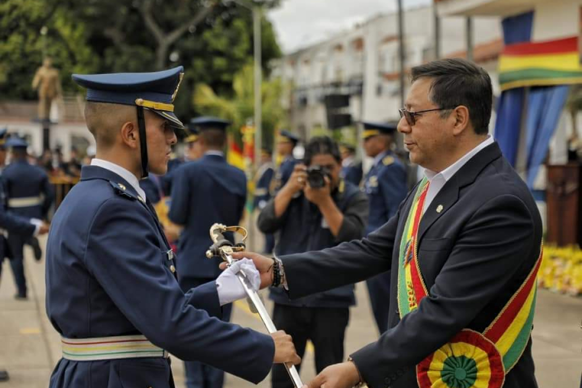 En su 101 aniversario la FAB entrega a la sociedad a nuevos oficiales y sargentos