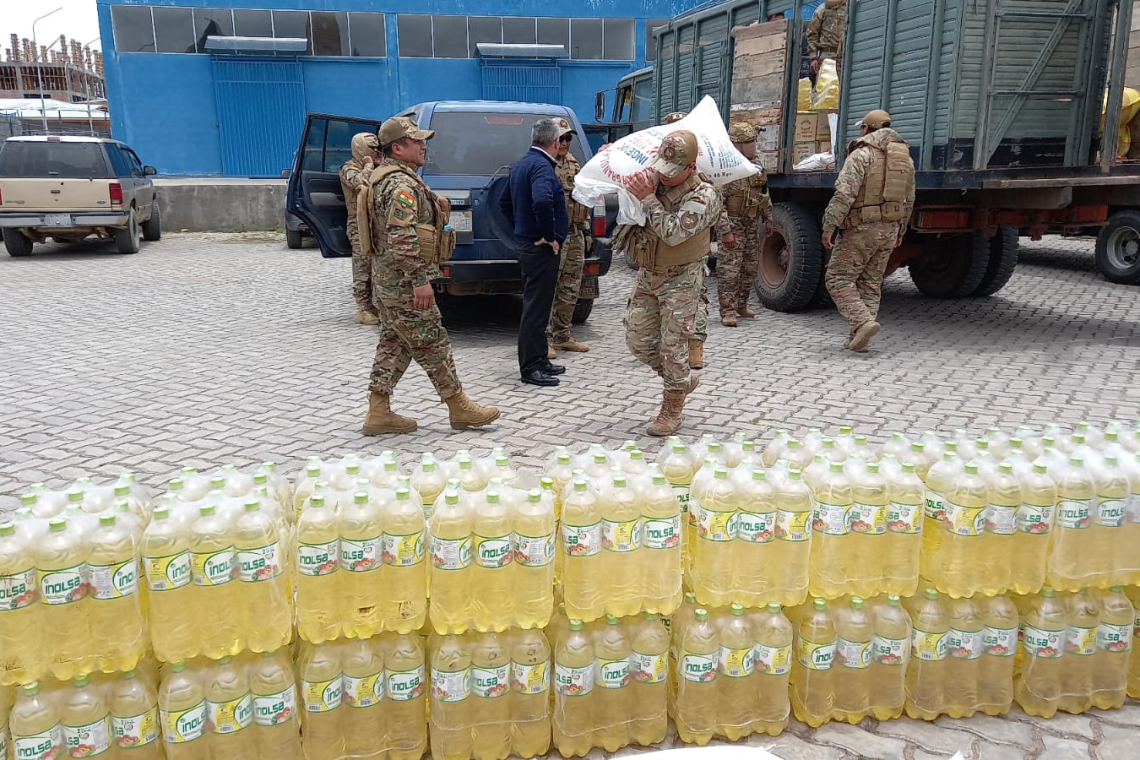 Militares entregan a EMAPA 5.000 litros de aceite y azúcar de contrabando