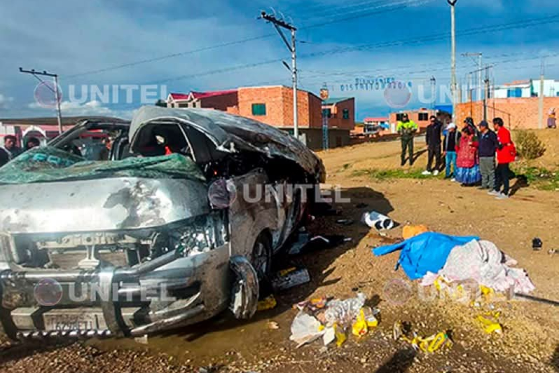 Trece muertos en choque entre un camión y un minibús en el tramo La Paz-Oruro