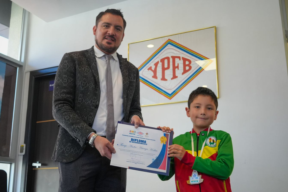 Orgullo boliviano en el tablero: YPFB entrega reconocimiento a Thiago Arteaga