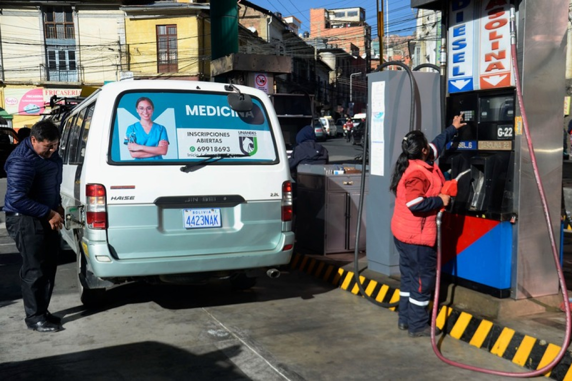 YPFB garantiza provisión de combustible y advierte que la alta demanda por desinformación alimenta el mercado negro