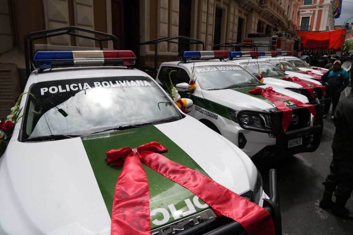 Gobernación equipa a la Policía de La Paz con un carro mata fuegos y patrullas