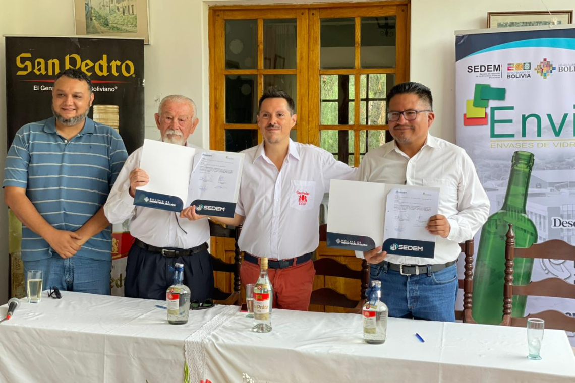 Firman acuerdo para provisión de 200.000 botellas de la estatal Envibol para el Singani “San Pedro” 