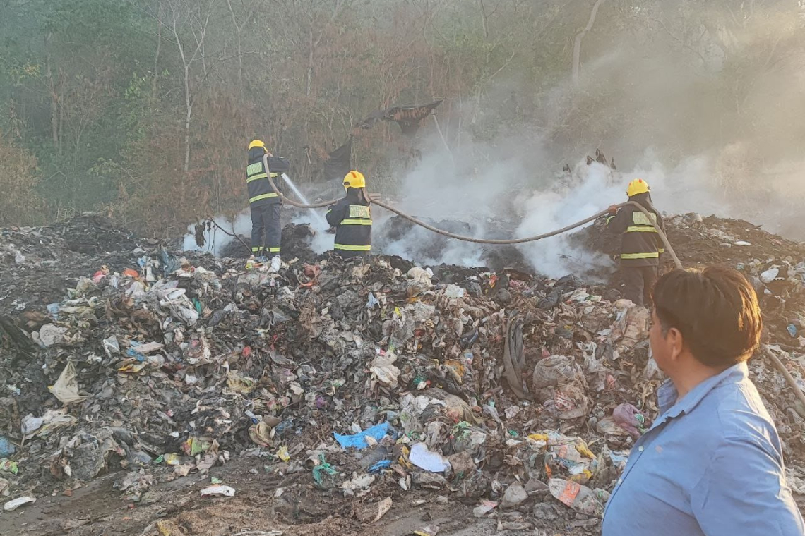  Navales de Puerto Quijarro controlan incendio en botadero de basura