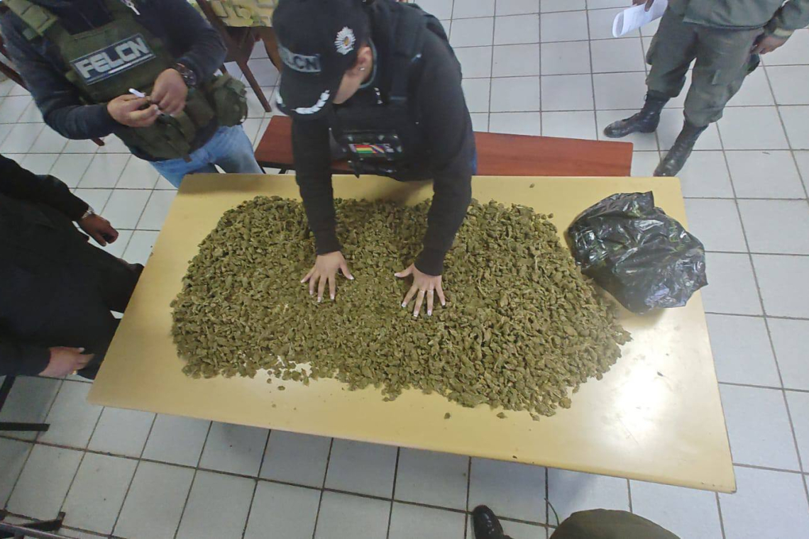 Aprehenden a policía que dejó ingresar marihuana al penal de Chonchocoro