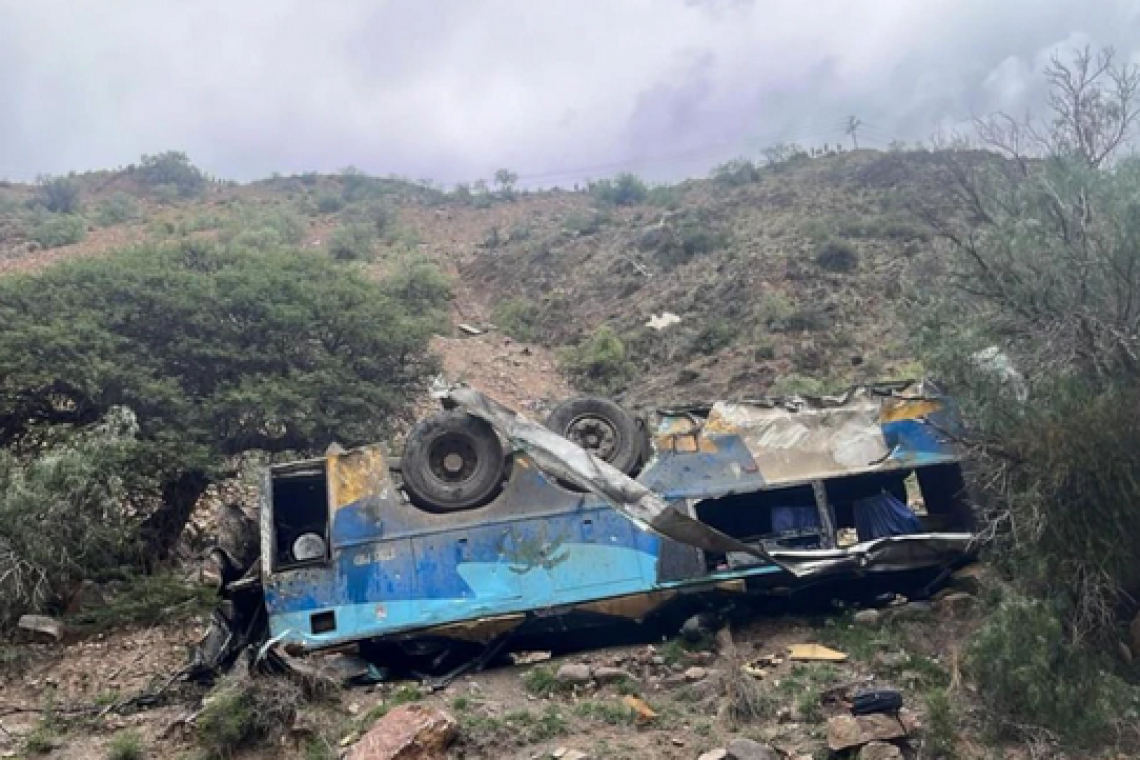 Al menos 31 muertos luego de que un bus cayera por un barranco en Potosí