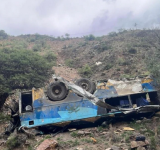 Al menos 31 muertos luego de que un bus cayera por un barranco en Potosí