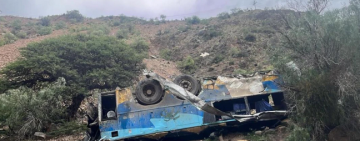 Al menos 31 muertos luego de que un bus cayera por un barranco en Potosí