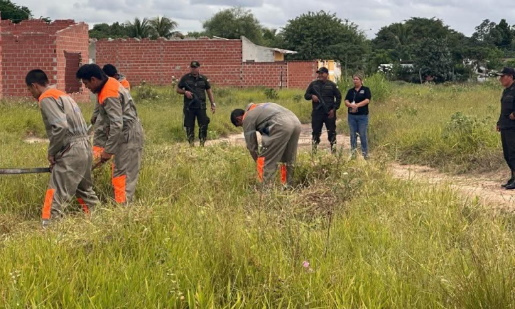 Internos deshierban predios de ampliación de la cárcel de Palmasola