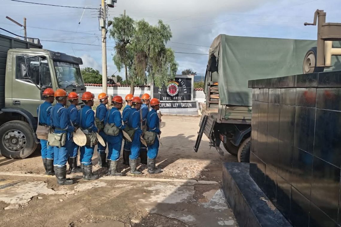 Militares socorren a vecinos en barrios inundados de Quillacollo