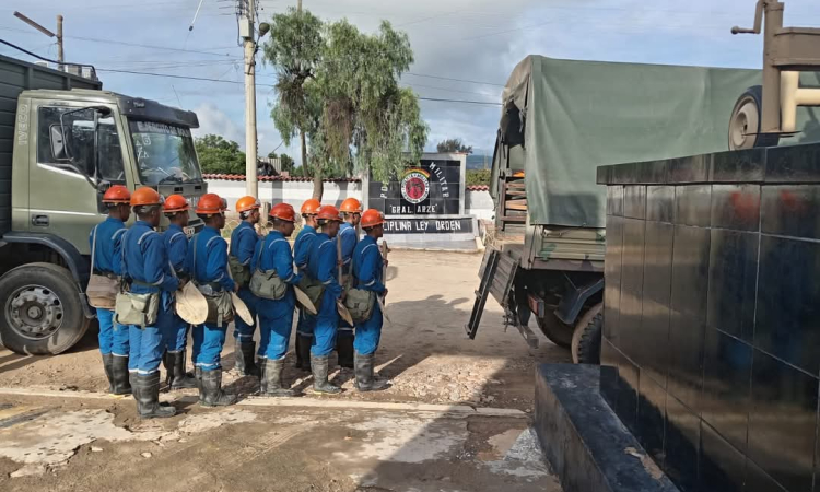 Militares socorren a vecinos en barrios inundados de Quillacollo