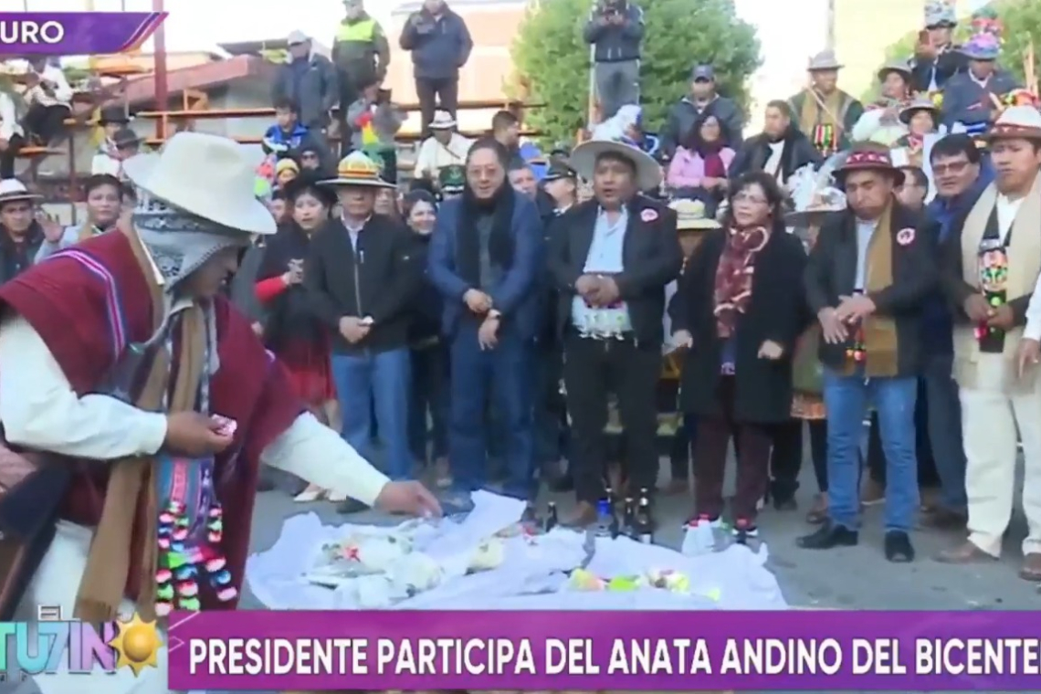 Arce da inicio al Anata Andino del Bicentenario en Oruro con una wajta para la Pachamama