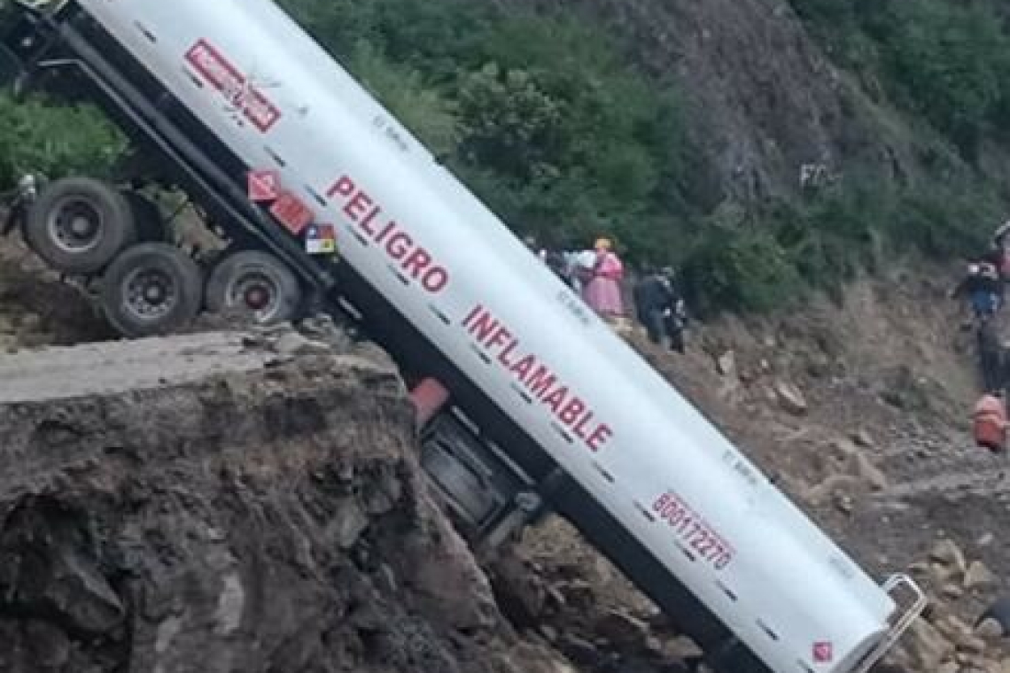 Cisterna queda colgada tras colapso total de plataforma en la carretera Cochabamba – Oruro