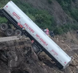 Cisterna queda colgada tras colapso total de plataforma en la carretera Cochabamba – Oruro