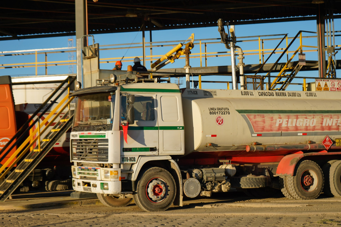 YPFB despacha 80 cisternas con combustibles para La Paz y reporta que bloqueos en El Alto impiden paso