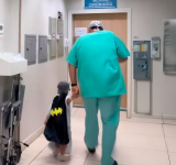 Quién es el médico brasileño que viste a los niños de superhéroes antes de sus sus cirugías para disminuir el temor al quirófano 