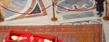 Una monja se salta el protocolo para despedir al papa Francisco