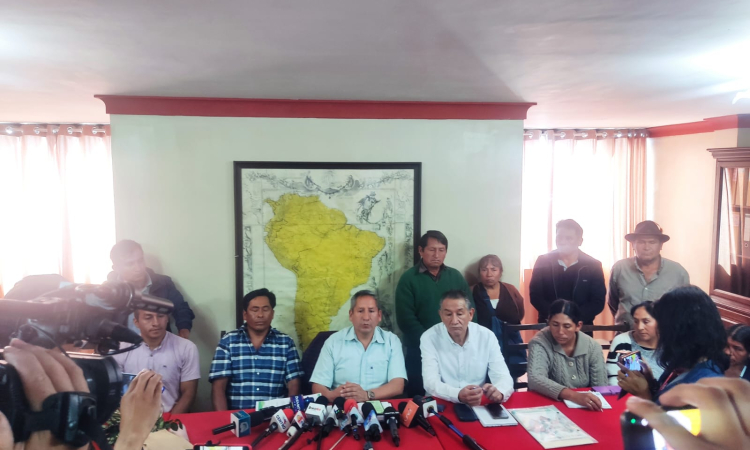 Gobierno acuerda con floricultores controles en frontera con el Perú