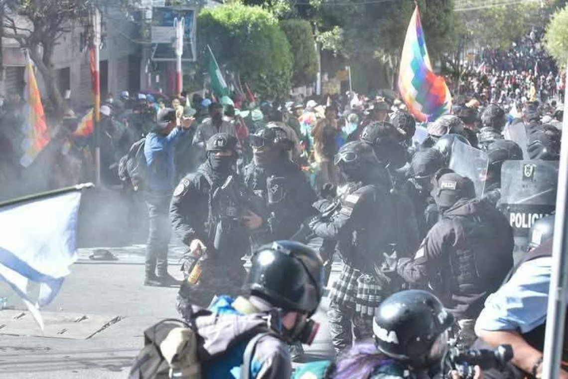 Condenan violencia contra periodistas en disturbios callejeros de evistas