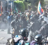 Condenan violencia contra periodistas en disturbios callejeros de evistas