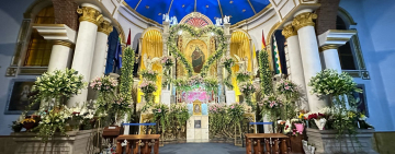 Denise: La migrante que vistió con 10.000 lirios el altar de la Virgen del Socavón