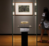 Exhiben un raro condón de casi 200 años con una provocativa escena erótica