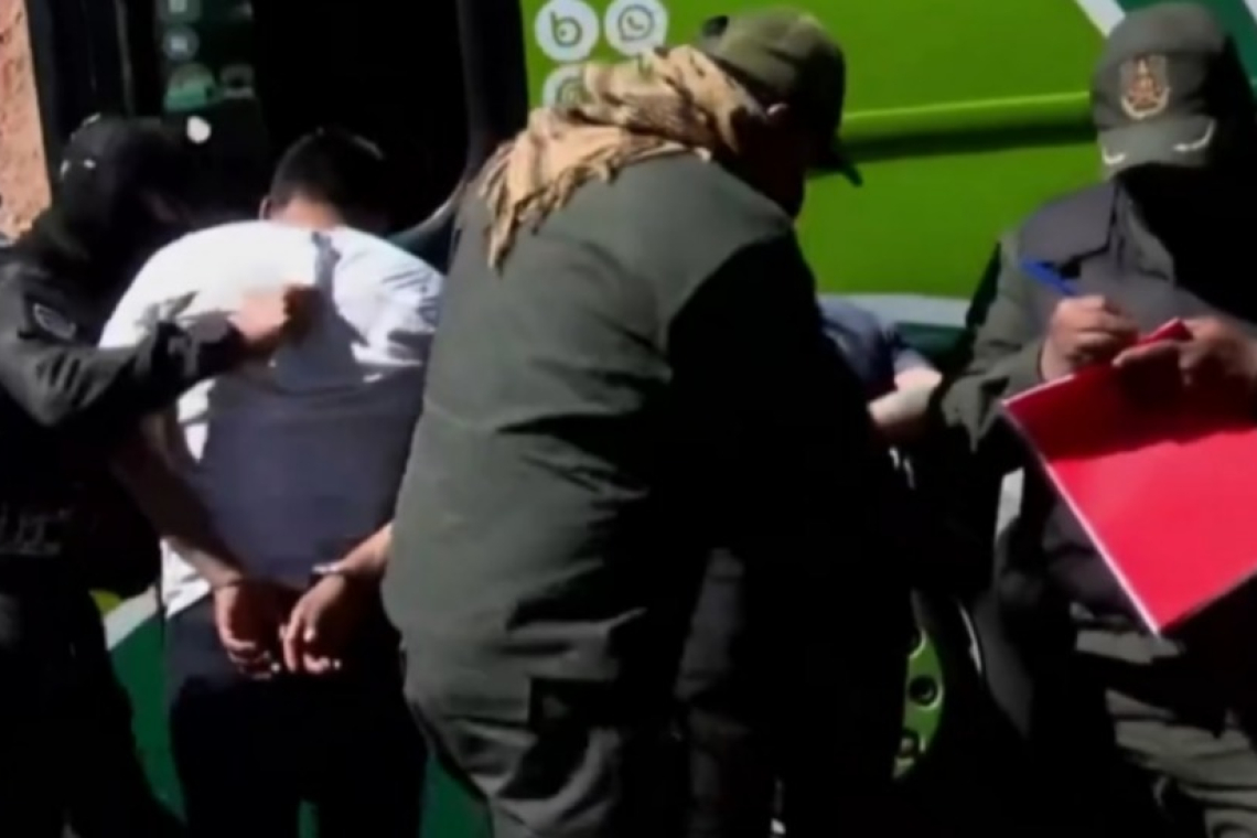 Capturan a siete personas que portaban cinco armas, uniformes policiales y placas falsas en Parotani