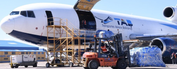 El puente aéreo trae a La Paz 268.000 kilos de pollo, 54.000 unidades de aceite y 54 mil kilos de carne de res