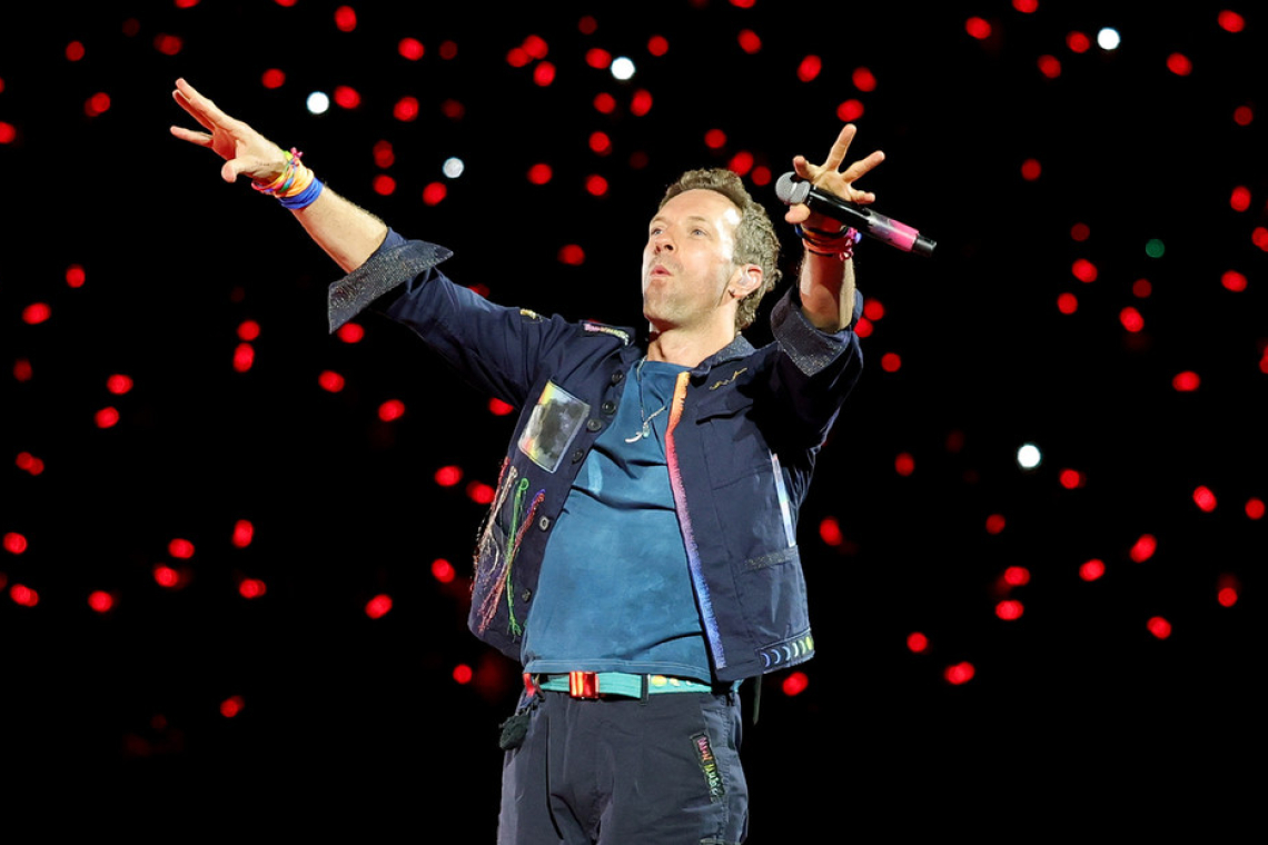 Coldplay lanza advertencia tras el escándalo del CEO sorprendido con amante en uno de sus conciertos 